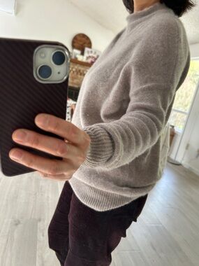 100% cashmere Crewneck Sweater in Dusty Taupe